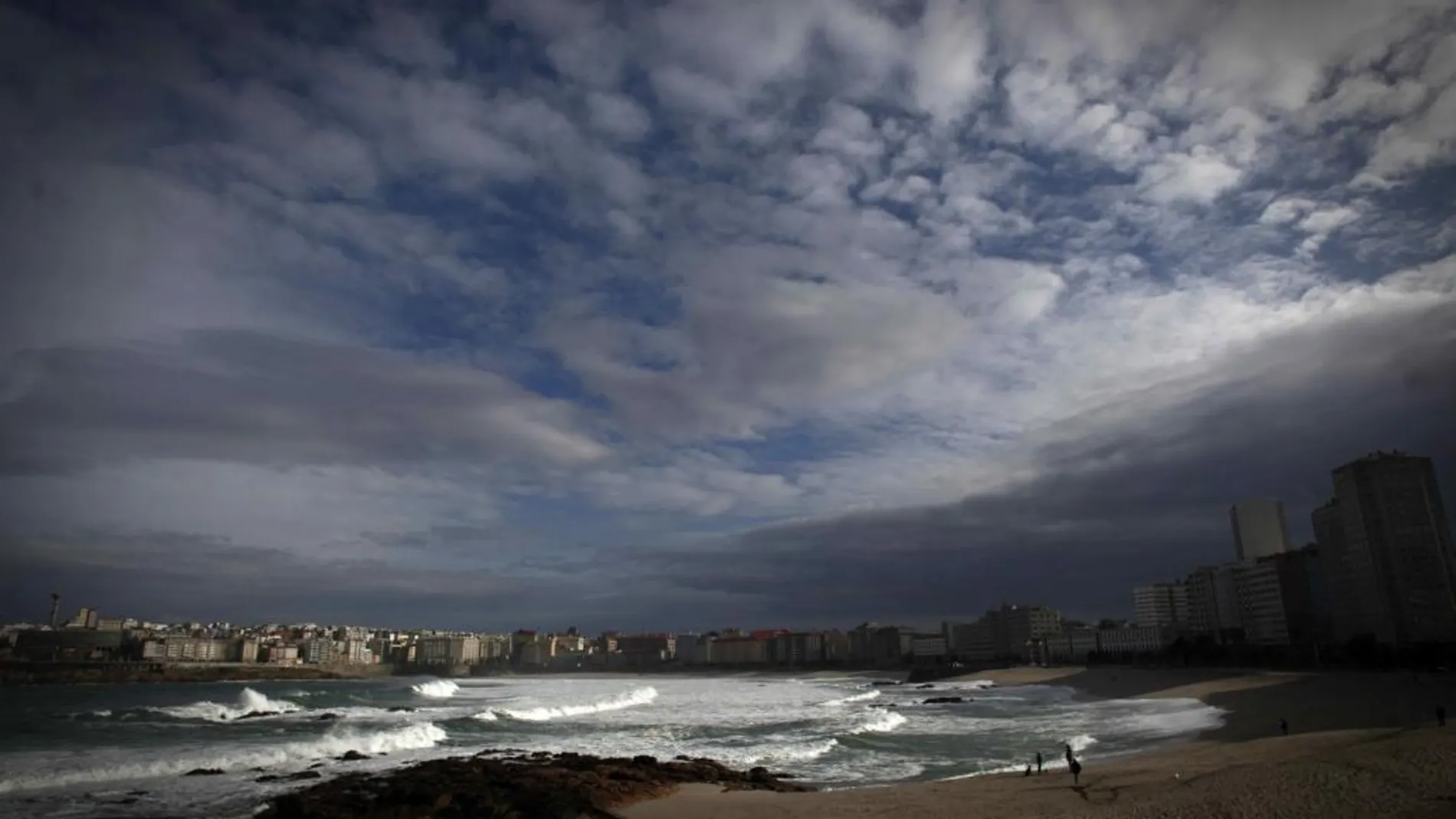 Aspecto que presentaba ayer el cielo en La Coruña