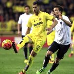 El centrocampista brasileño del Villarreal Leo Baptistao pelea un balón con el centrocampista del Málaga Ignacio Camacho