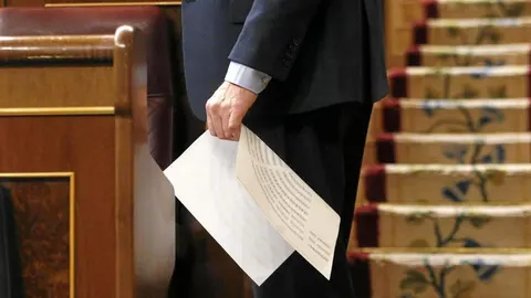 Un diputado sujeta un esquema del hemiciclo en la sesión constitutiva del Congreso de los Diputados