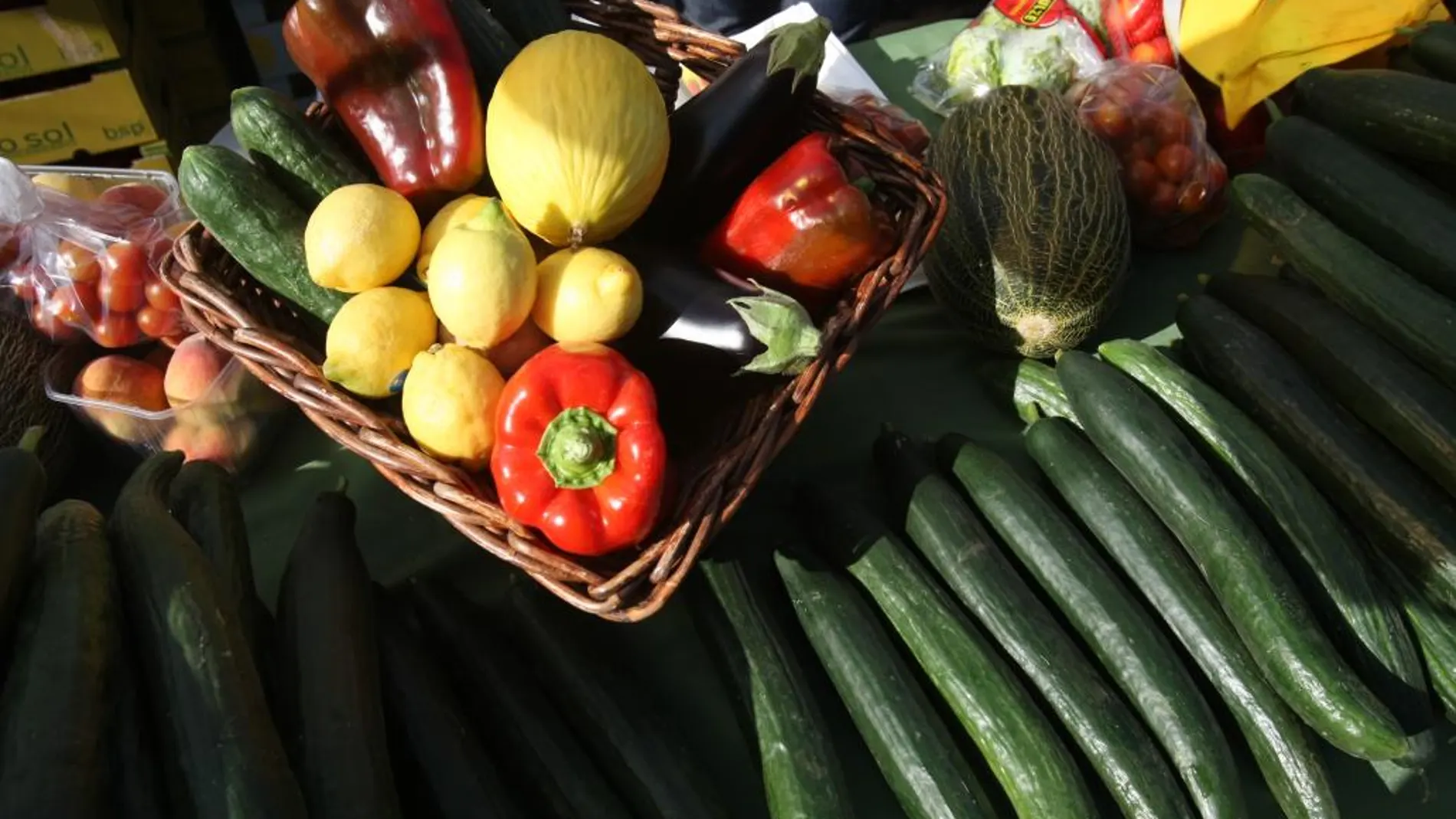 Las frutas y verduras son siempre saludables, pero no bastan para considerarse dietas «milagro»