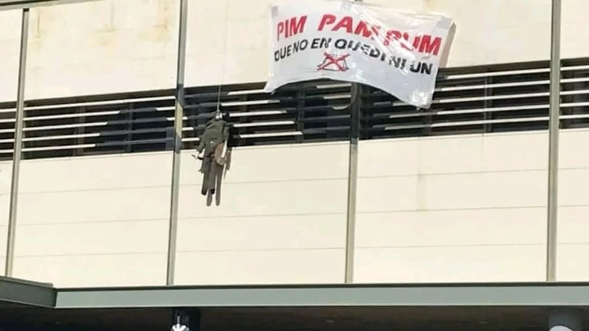 Imagen del muñeco decapitado de un guardia civil, que apareció colgado en la fachada de la Universidad Autónoma de Barcelona
