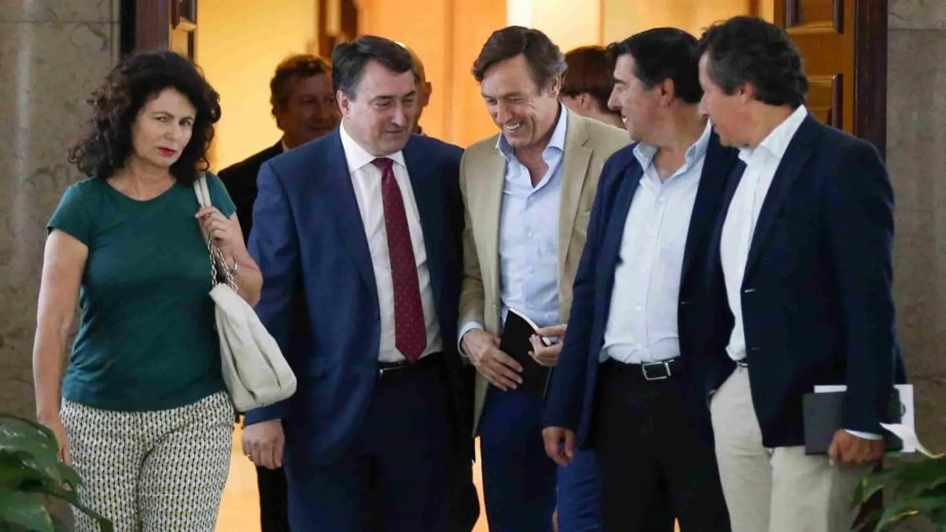 El portavoz parlamentario del PP, Rafael Hernando conversa con el del PNV, Aitor Esteban a su salida de la reunión de la Junta de Portavoces de hoy en el Congreso.