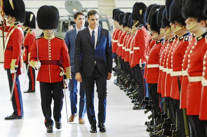 El presidente del Gobierno, Pedro Sánchez, es recibido con honores militares junto al primer ministro canadiense, Justin Trudeau, ayer en Montreal