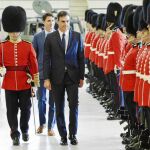 El presidente del Gobierno, Pedro Sánchez, es recibido con honores militares junto al primer ministro canadiense, Justin Trudeau, ayer en Montreal