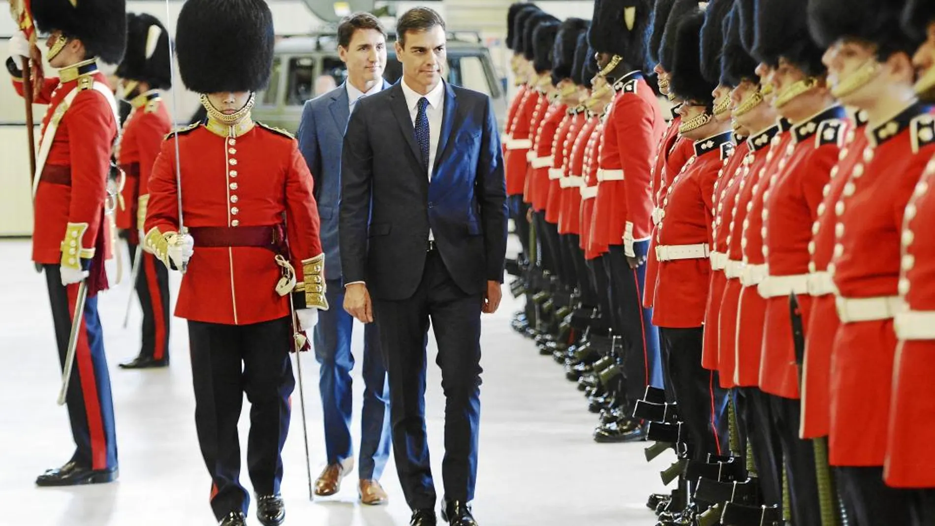 El presidente del Gobierno, Pedro Sánchez, es recibido con honores militares junto al primer ministro canadiense, Justin Trudeau, ayer en Montreal