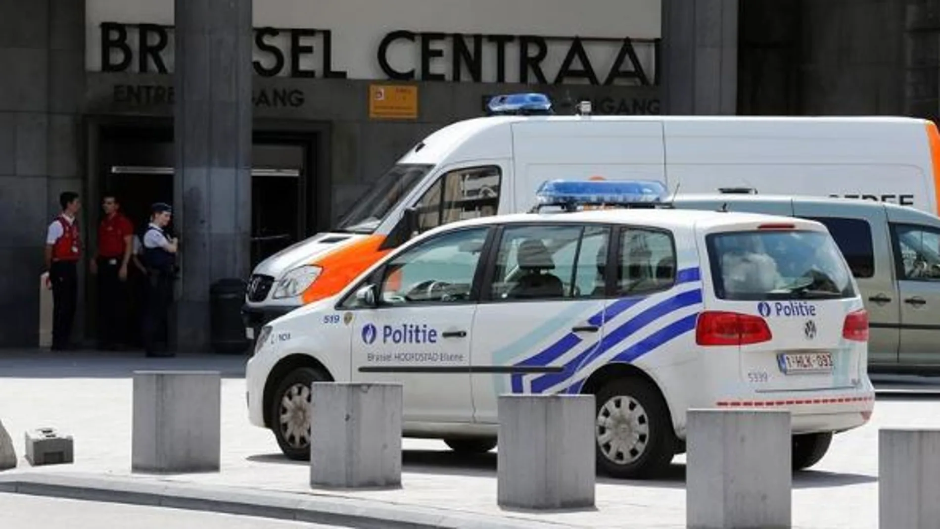 Policía de Bruselas en la estación central de Bruselas en otra alerta terrorista.