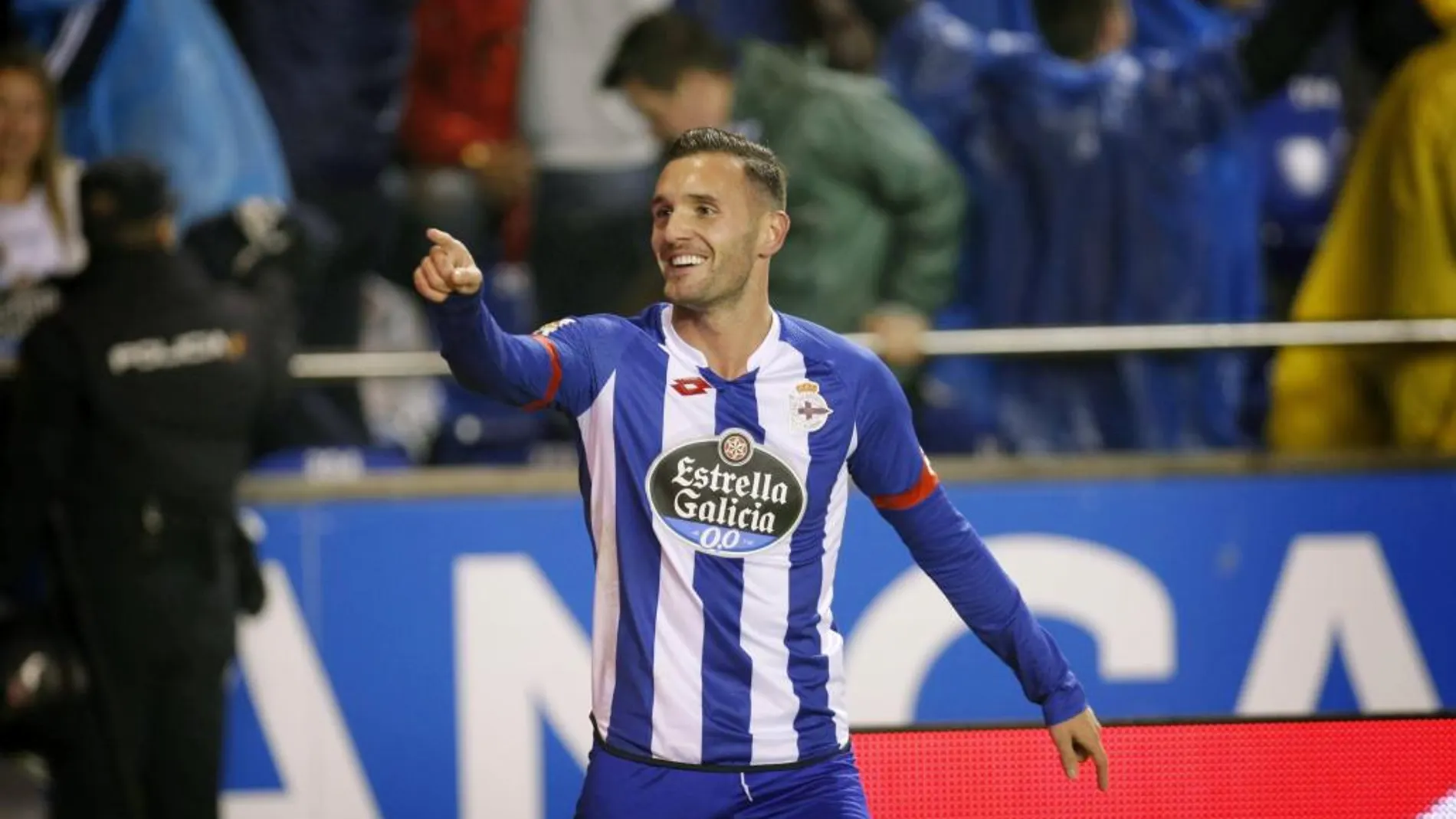 El centrocampista del Deportivo Lucas Pérez celebra su gol, primero del equipo ante el Celta de Vigo, durante el partido