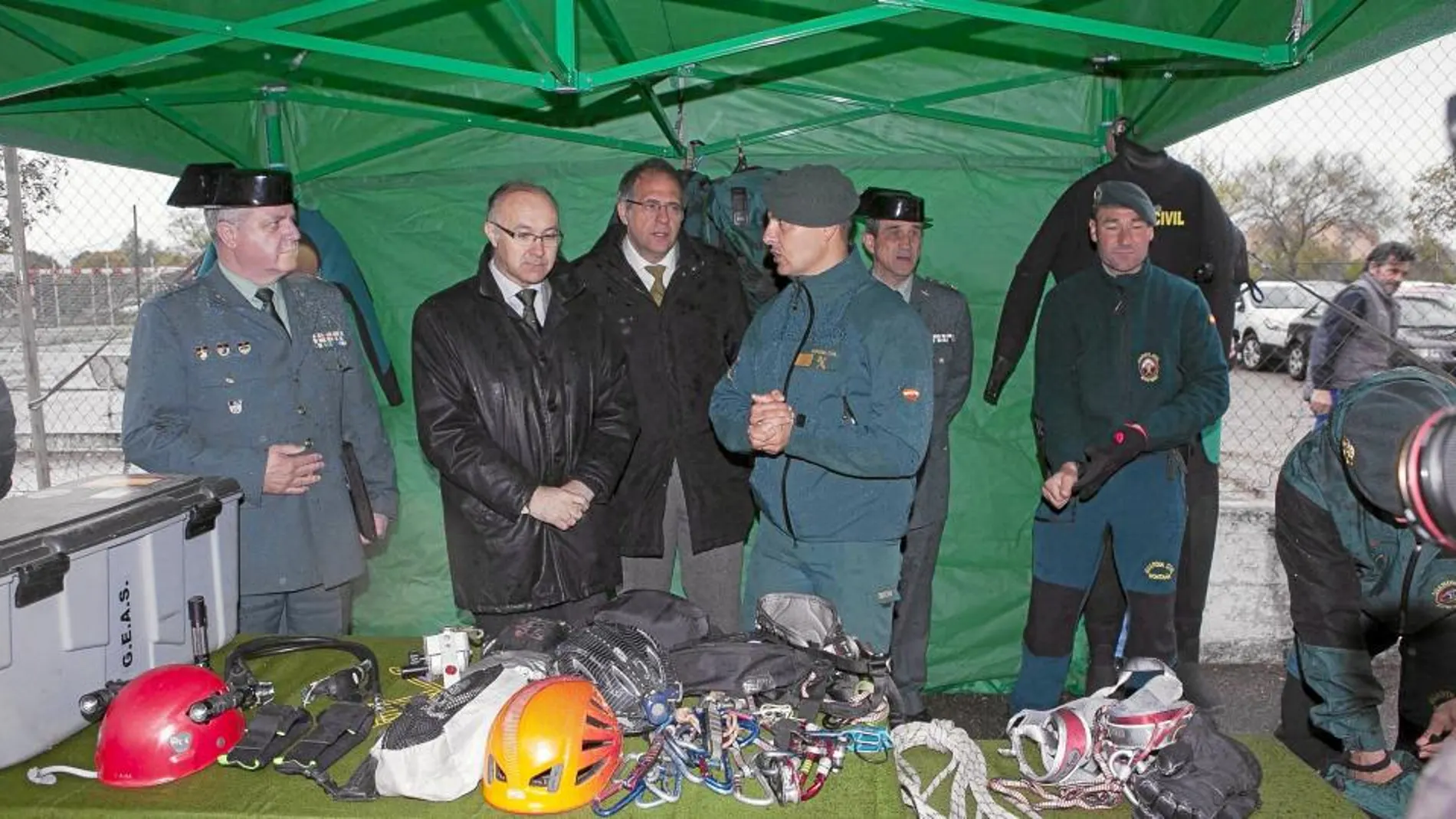 El sargento de los GEAS, Félix Pérez, muestra a Ruiz Madrano parte del material usado en los rescates del Pisuerga y Pozo de los Humos junto a Martínez Bermejo, José Manuel Díez Cubelos y Juan Miguel Recio