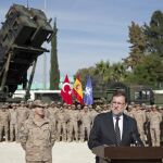 El presidente del Ejecutivo, Mariano Rajoy, durante su intervención en la visita que ha realizado hoy al contingente de 150 militares españoles encargados de una batería de misiles Patriot destacada en la base turca de Adana, a unos 150 kilómetros de la frontera siria