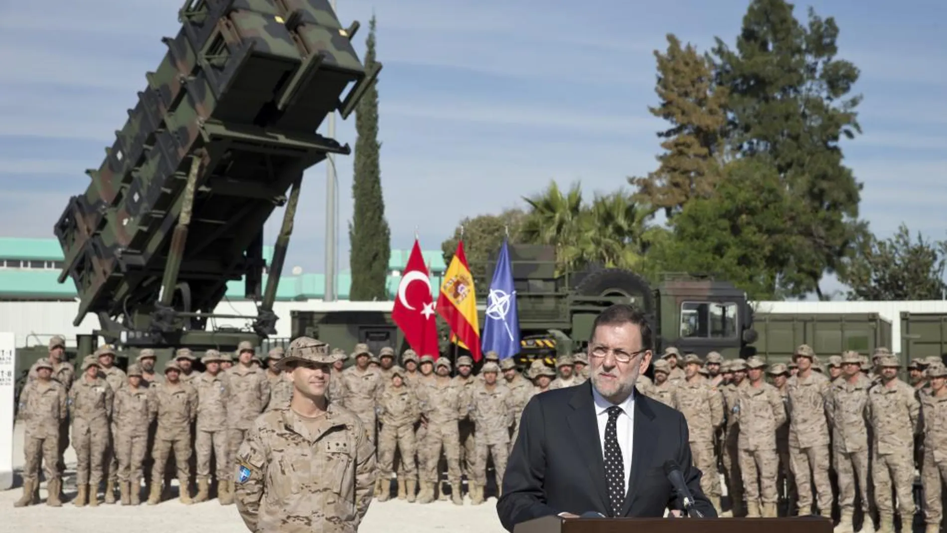 El presidente del Ejecutivo, Mariano Rajoy, durante su intervención en la visita que ha realizado hoy al contingente de 150 militares españoles encargados de una batería de misiles Patriot destacada en la base turca de Adana, a unos 150 kilómetros de la frontera siria