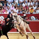 Detalle del rejoneador Diego Ventura al cuarto con el caballo «Remate»