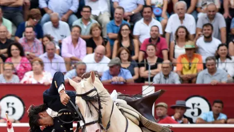 Detalle del rejoneador Diego Ventura al cuarto con el caballo «Remate»
