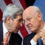 John Kerry habla con el enviado especial de la ONU para Siria Staffan de Mistura.