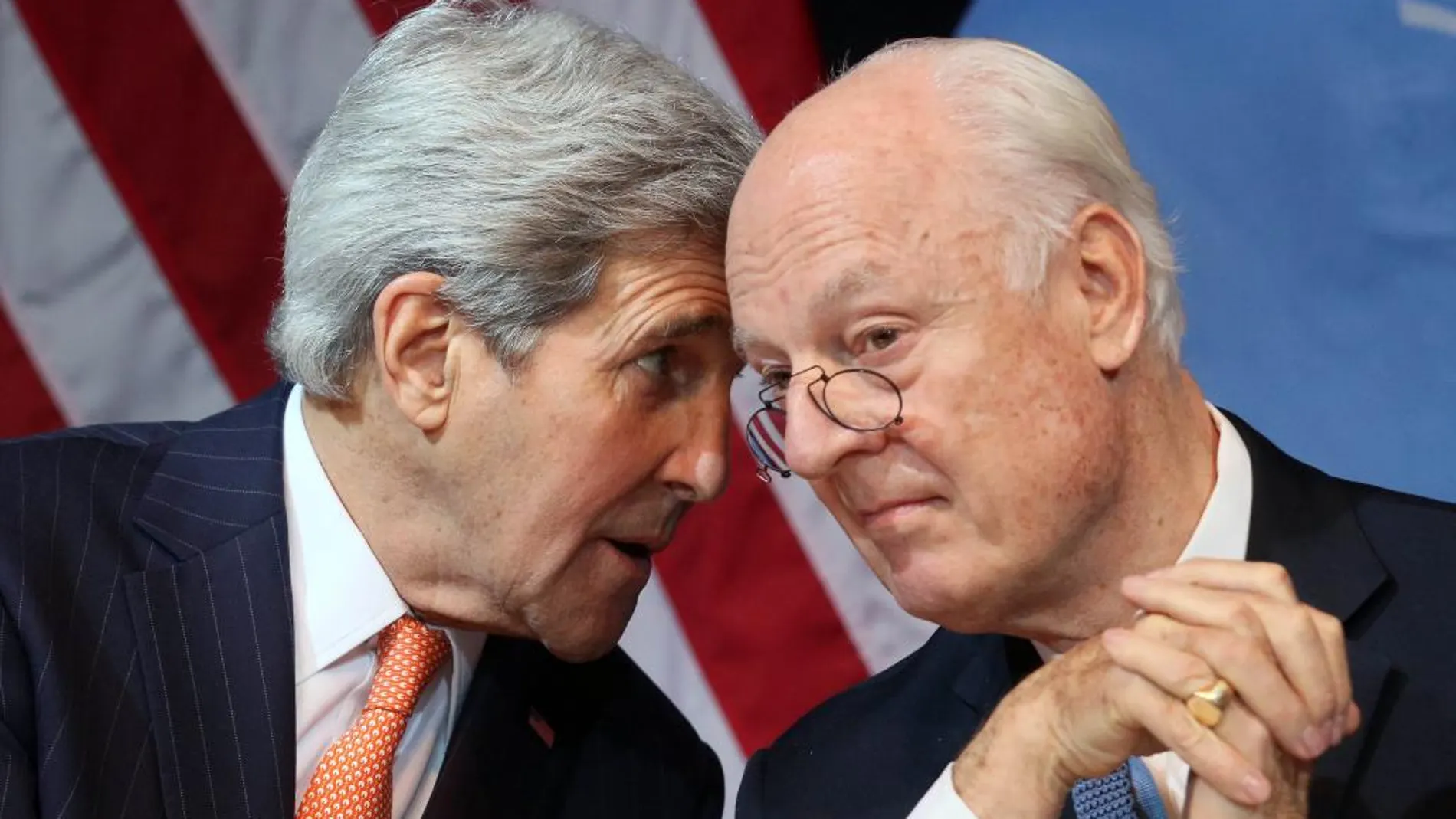 John Kerry habla con el enviado especial de la ONU para Siria Staffan de Mistura.