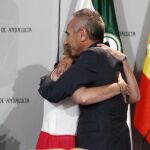 Susana Díaz saluda efusivamente al nuevo consejero de Cultura