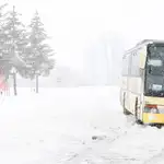  La nieve deja seis heridos, pueblos incomunicados y carreteras cortadas