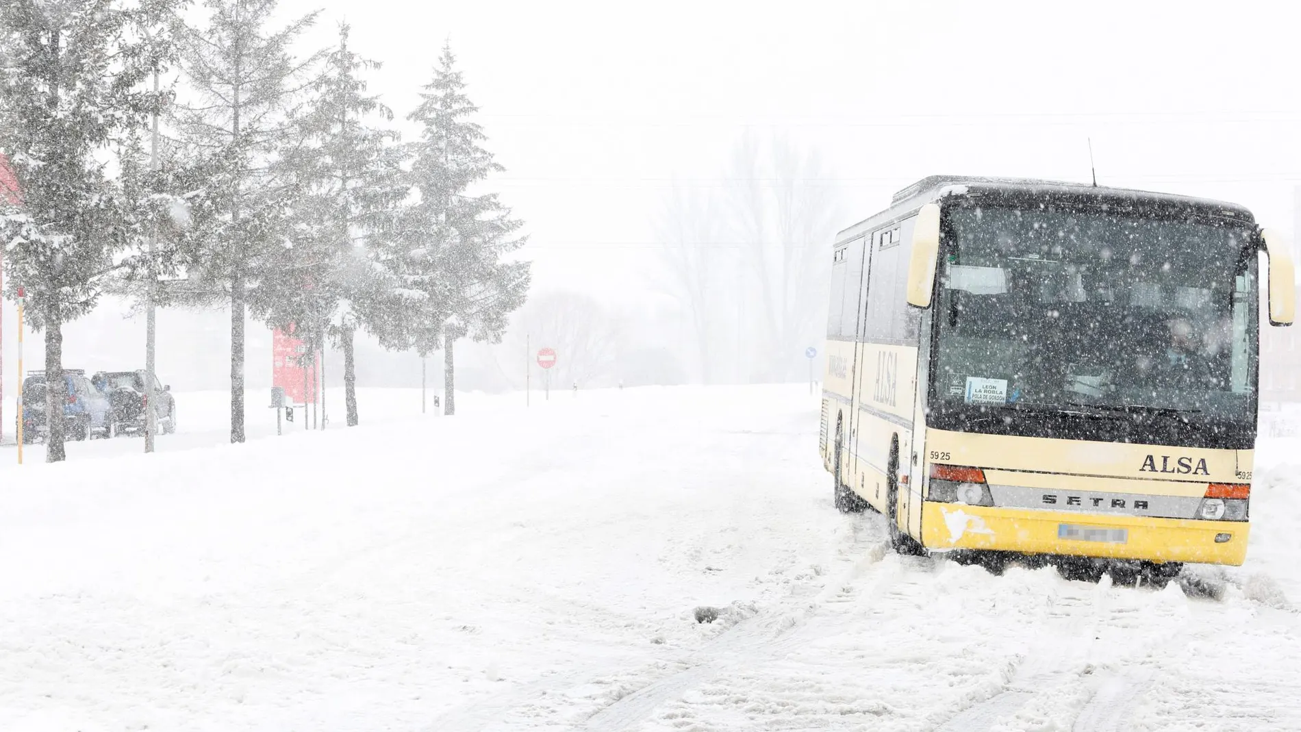 En la imagen de arriba, un autobus trata de circular en Villamanín (León), en la N-630