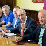 Javier Iglesias firma el acuerdo de colaboración con los ganaderos participantes