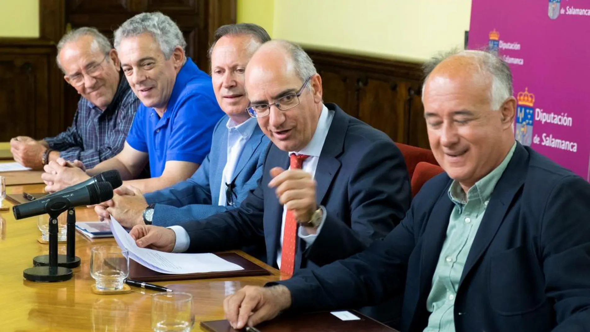 Javier Iglesias firma el acuerdo de colaboración con los ganaderos participantes