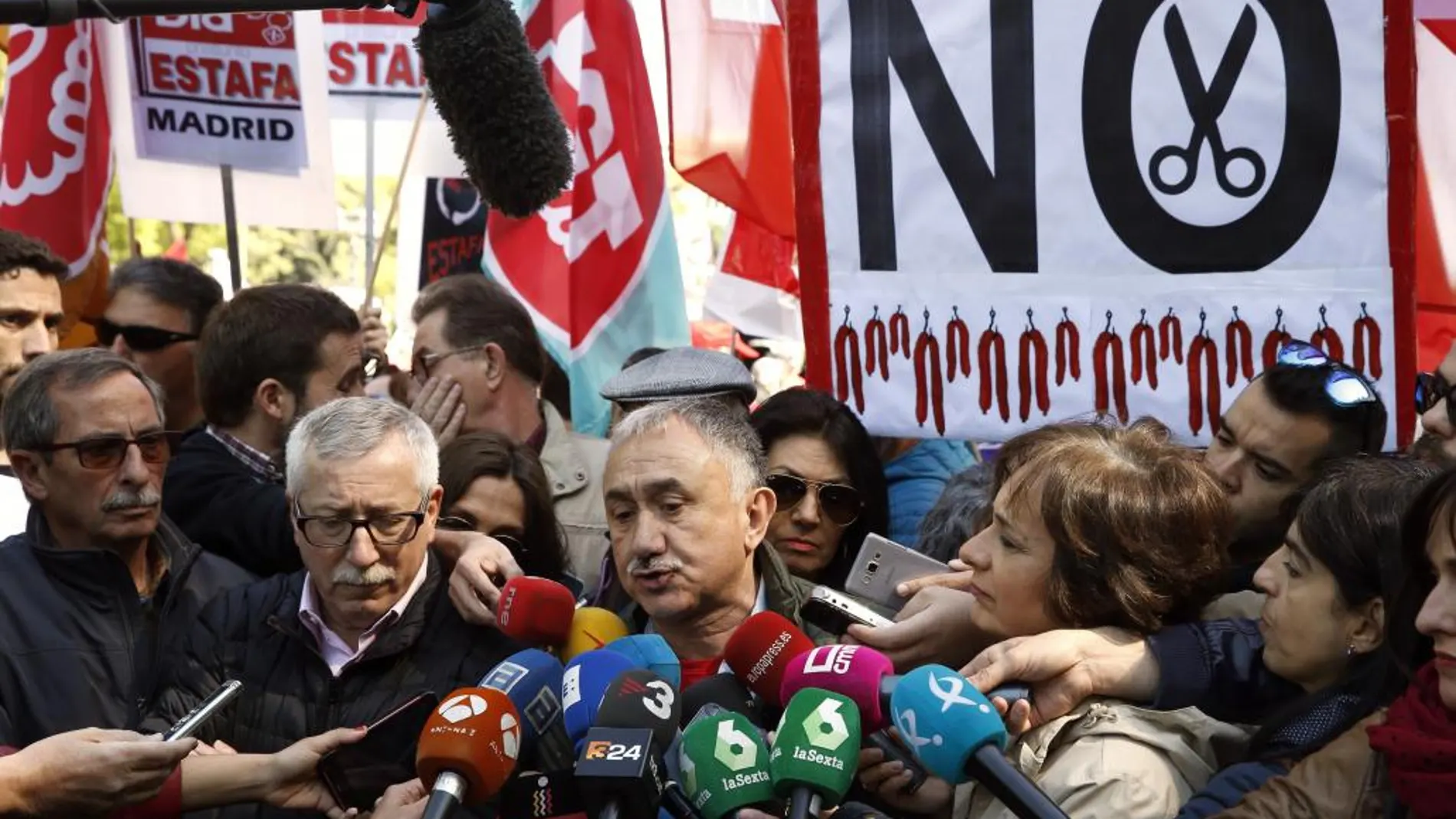 Los secretarios generales de UGT y CCOO Pepe Álvarez (hablando) e Ignacio Fernández Toxo, respectivamente, en declaraciones a los medios al inicio de la manifestación convocada por los sindicatos