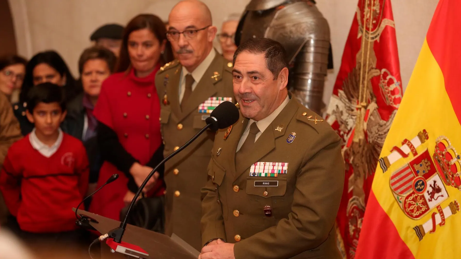 El comandante militar de Valladolid y Palencia, general José Rivas, jefe de la IV Subinspección del Ejército, inaugura la exposición sobre la bandera que puede verse en el Palacio Real. Junto a él, el jefe del Estado Mayor de la Defensa, Alejandro Martínez