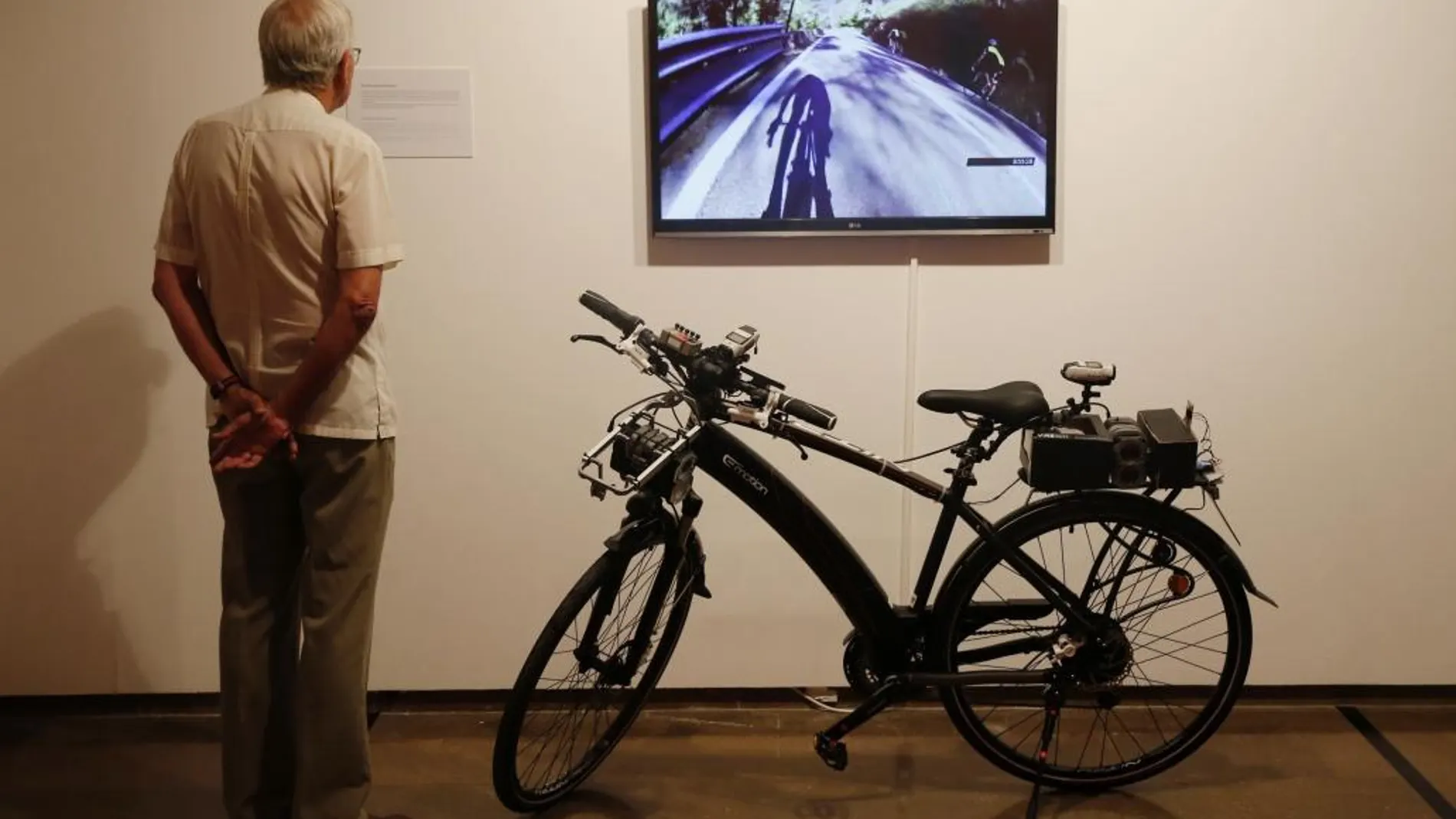 Una bicicleta instrumentalizada para evaluar la seguridad vial de los ciclistas y que les da más visibilidad en carretera es uno de los prototipos que presenta la Feria de los Inventos que inaugura la Univeridad Politécnica de València