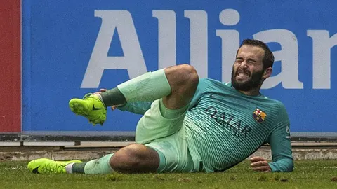 El jugador del FC Barcelona Aleix Vidal se lesiona durante el partido ante el Deportivo Alavés