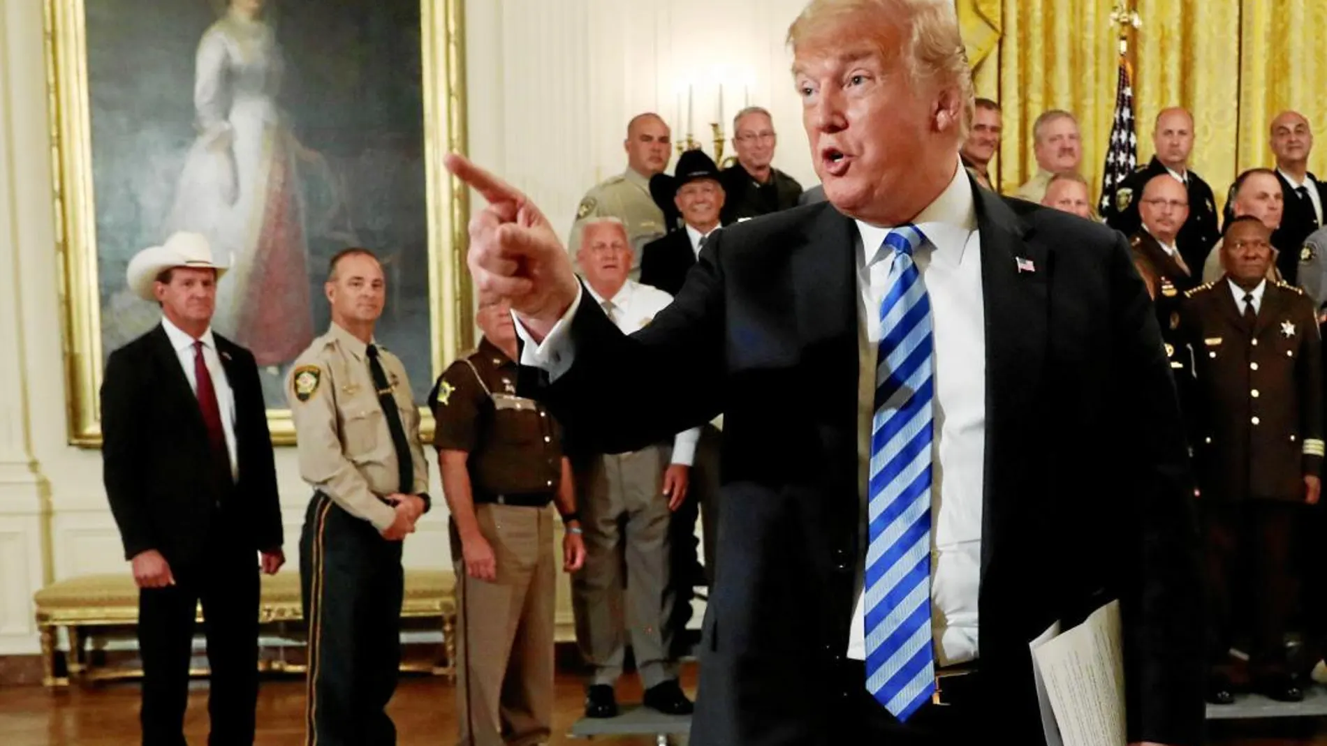 El presidente Trump salió al paso del polémico artículo anónimo durante una reunión con policías de todo el país en la Casa Blanca
