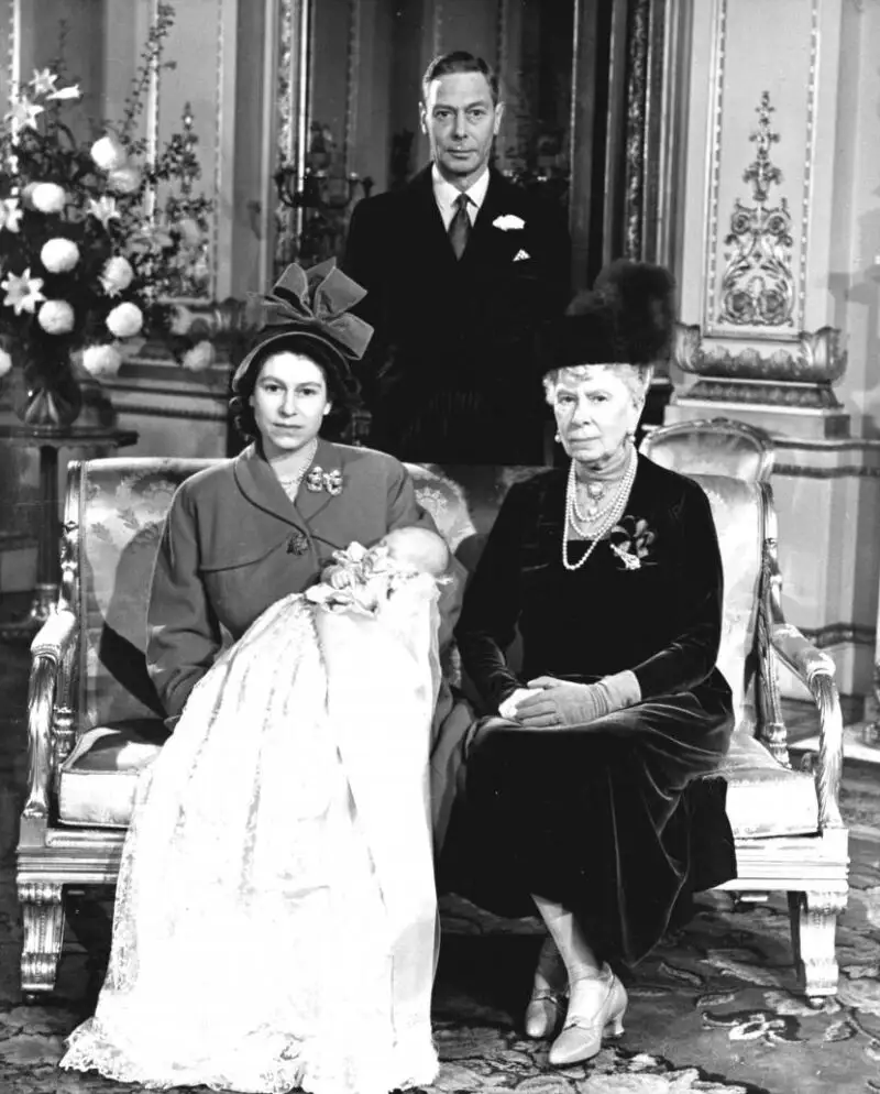 El 14 de Noviembre de 1948 nacía el príncipe Carlos, de Gales. La reina Isabel II sostiene a su hijo y posa junto al rey Jorge VI y junto a su abuela, María de Teck / AP