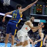 El base argentino del Real Madrid Facundo Campazzo (d) entra a canasta defendido por Oriol Paulí, del Herbalife Gran Canaria / Efe