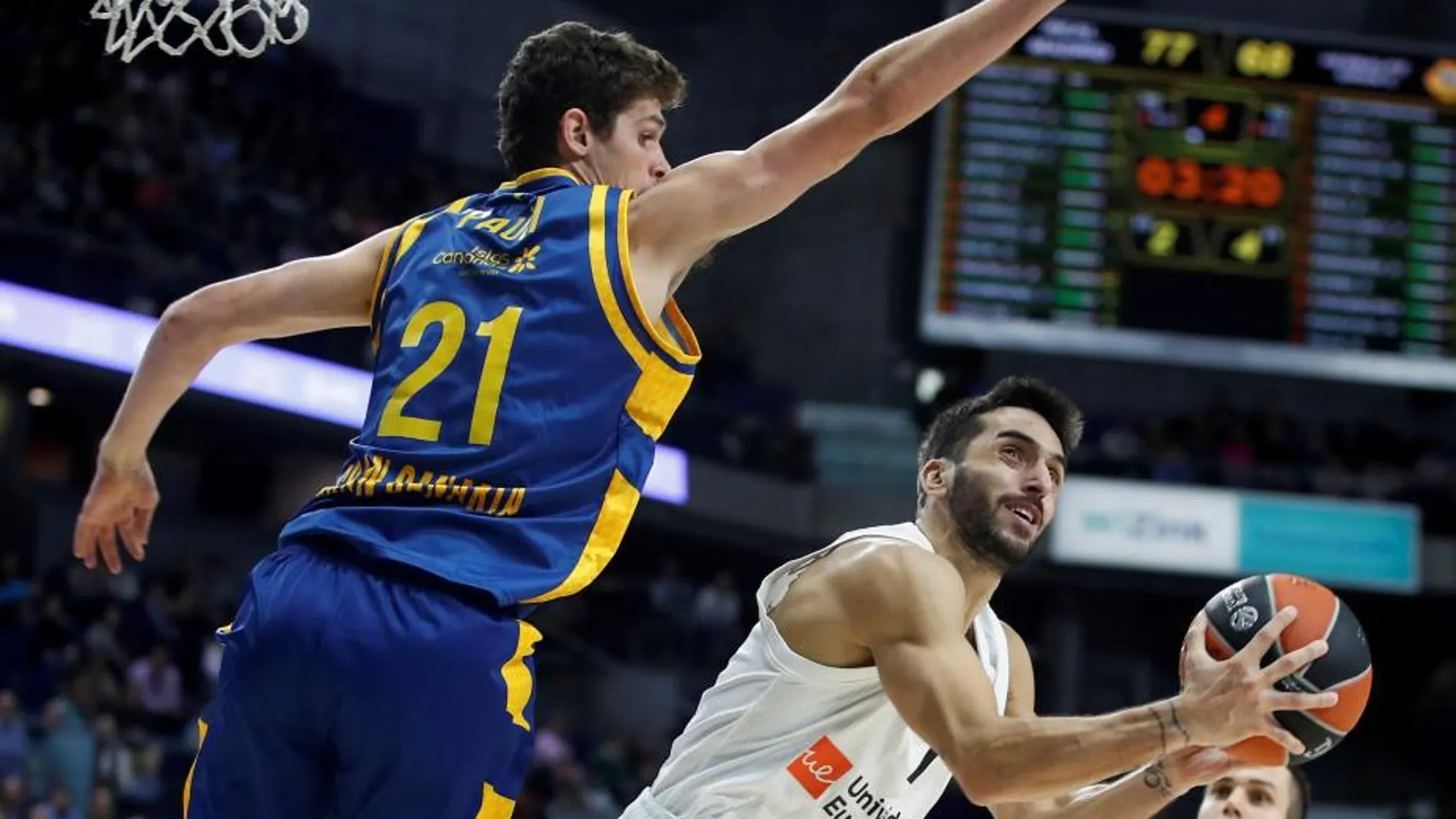 El base argentino del Real Madrid Facundo Campazzo (d) entra a canasta defendido por Oriol Paulí, del Herbalife Gran Canaria / Efe