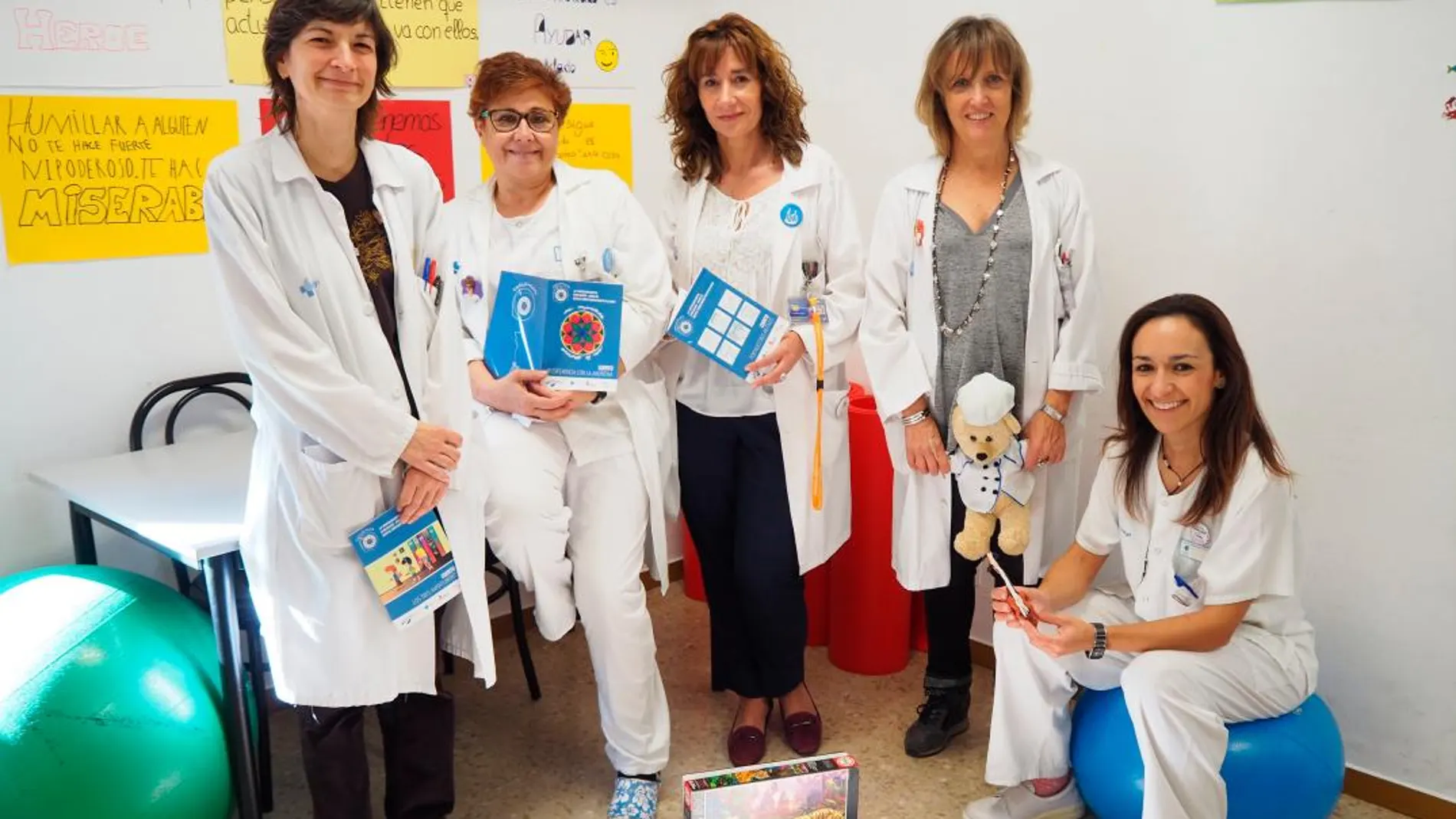 De izq. a dcha., el equipo del servicio: Cristina Domínguez, psiquiatra; Eva María Carrascal, enfermera; María Iglesias, auxiliar de administración; Blanca Fernández, psicóloga; y Esther Martín, terapeuta ocupacional