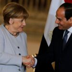 Angela Merkel y Abdelfatah al Sisi se saludan antes de la rueda de prensa
