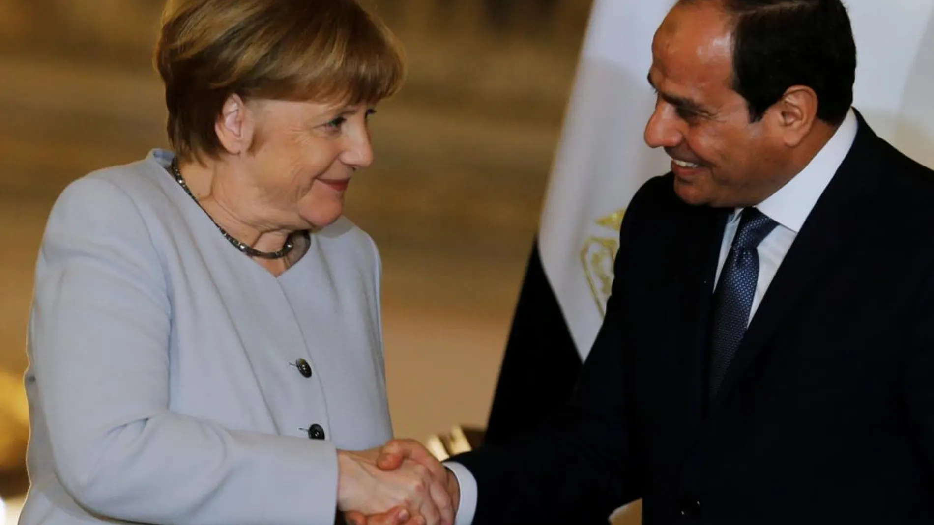 Angela Merkel y Abdelfatah al Sisi se saludan antes de la rueda de prensa