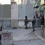 Varios soldados del ejército israelí patrullan los alrededores de una calle en Cisjordania donde un palestino apuñaló a un israelí el pasado lunes