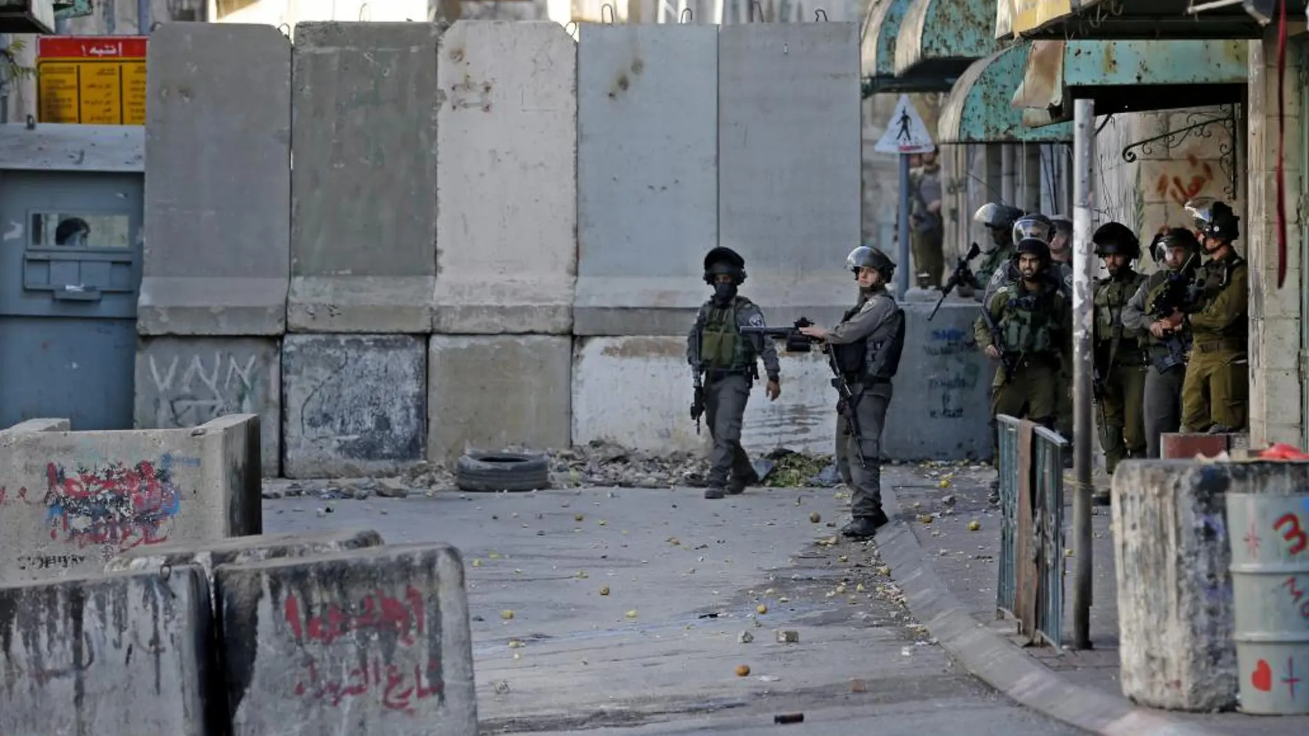 Varios soldados del ejército israelí patrullan los alrededores de una calle en Cisjordania donde un palestino apuñaló a un israelí el pasado lunes