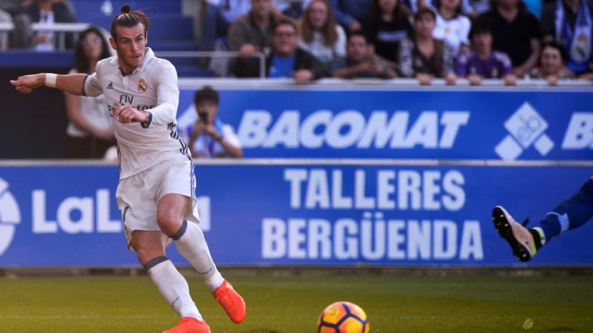 Bale, durante el encuentro ante el Alavés