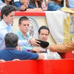 Felipe Juán ha heredado la afición por la tauromaquía y ya recibe brindis, en este caso el de Gonzalo Caballero