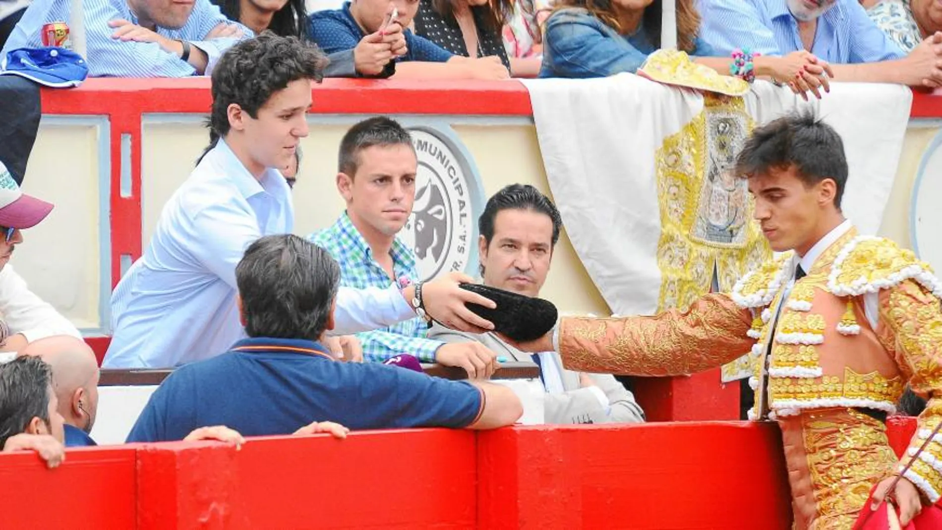 Felipe Juán ha heredado la afición por la tauromaquía y ya recibe brindis, en este caso el de Gonzalo Caballero