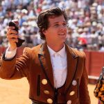 Luis Valdenebro pasea la oreja del quinto de Benítez Cubero