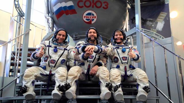Los astronautas canadiense David Saint Jacques (izq), estadounidense Anne McClain (dcha) y el cosmonauta ruso Oleg Kononenko posan para los fotógrafos mientras se someten a las pruebas finales en el centro de entrenamiento ruso para cosmonautas en la Ciudad de las Estrellas, a las afueras de Moscú (Rusia) el pasado 14 de noviembre / Efe