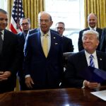 El presidente Trump tras firmar la autorización de la construcción del oleoducto Keystone X