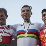 El bielorruso Vasil Kiryienka, el alemán Tony Martin y el español Jonathan Castroviejo celebran su plata, oro y bronce