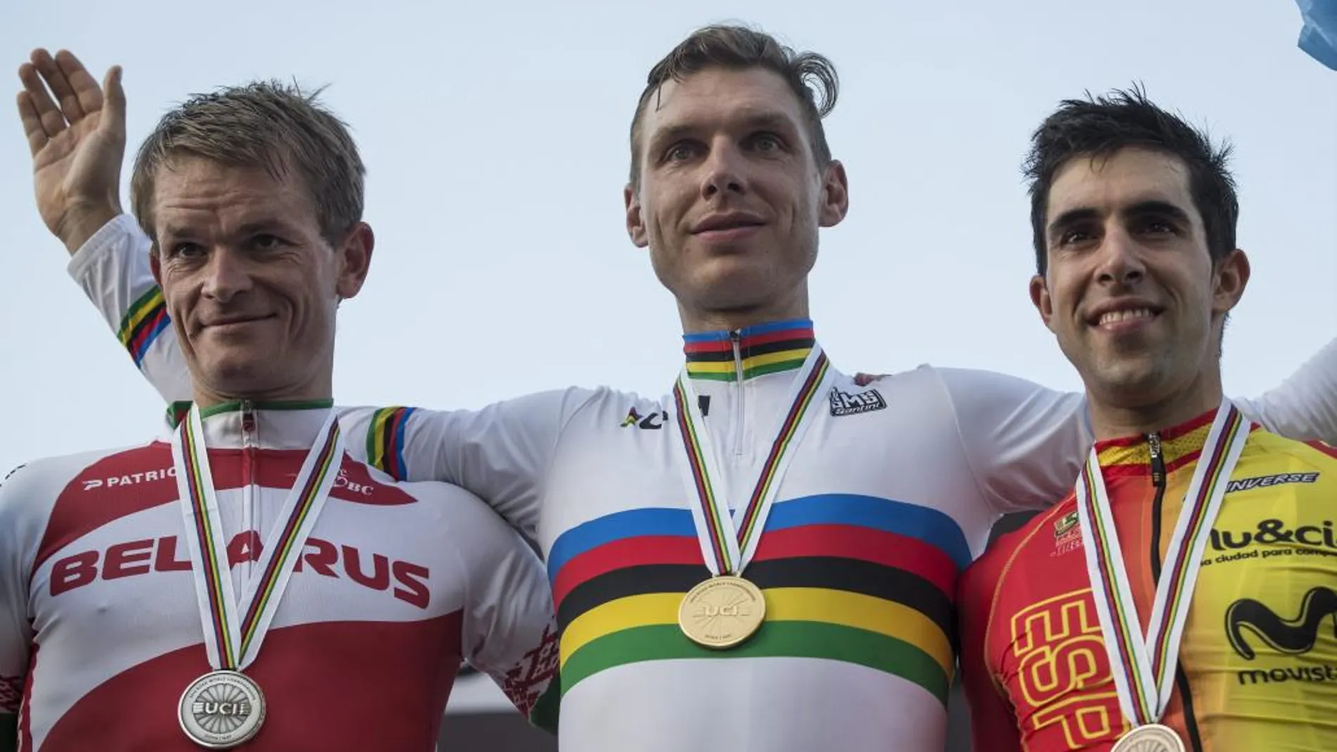 El bielorruso Vasil Kiryienka, el alemán Tony Martin y el español Jonathan Castroviejo celebran su plata, oro y bronce