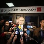 El exconseller valenciano de Presidencia y actual vicesecretario general del PP, Esteban González Pons, atiende a los medios de comunicación a su salida esta tarde de los juzgados de Plaza de Castilla, en Madrid