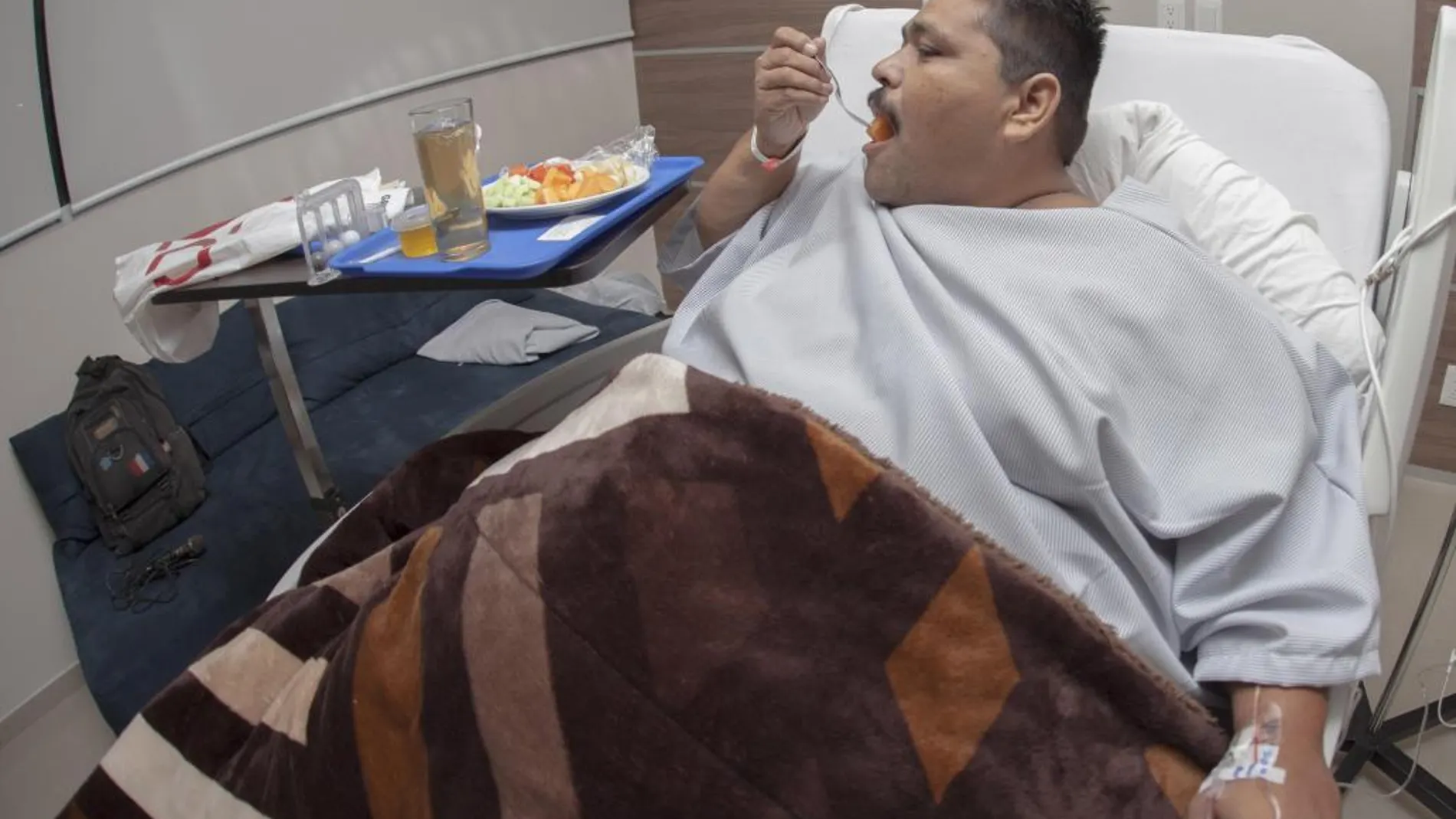 Andrés Moreno, el hombre más obeso del mundo, come a unas horas de ser intervenido para reducir su peso