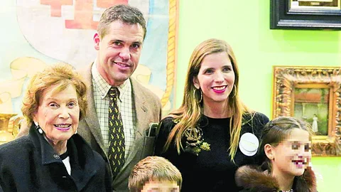 Carmen Franco junto a Luis Alfonso, Margarita Vargas y sus tres bisnietos