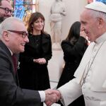 El director saluda al Papa Francisco