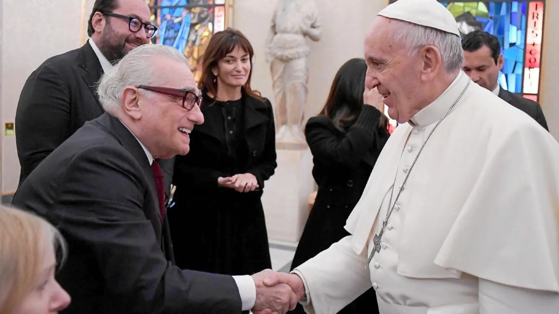 El director saluda al Papa Francisco