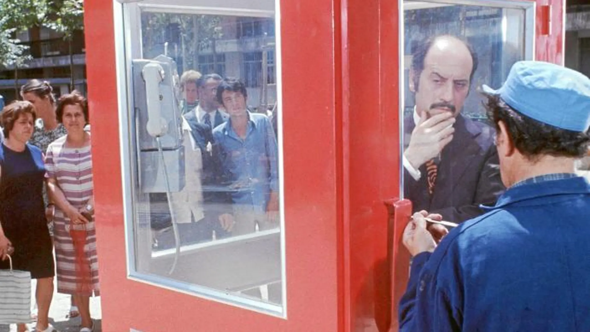 José Luis López Vázquez en "La cabina" (1972), cinta que Antonio Mercero coescribió con José Luis Garci